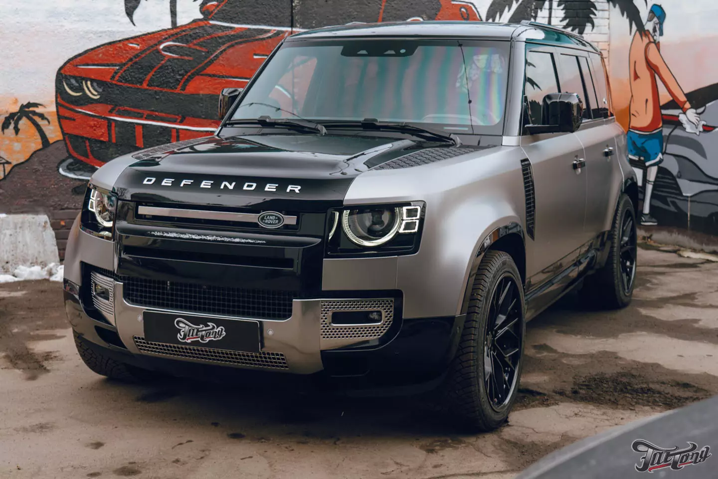 Необычный дизайн для Land Rover Defender! Оклейка в черный глянец+серый мат. Шумоизоляция дверей и Шиномонтаж на вибростенде на стендах Hunter